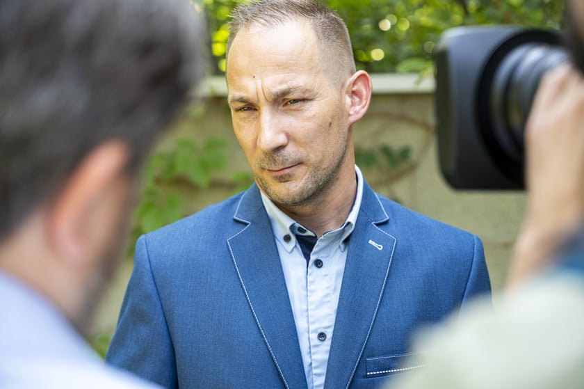 Kierowca MPK (na zdjęciu) uratował duszące się dziecko. Do bohaterskiej akcji doszło w niedzielę, 18 sierpnia, przy placu Jana Pawła II we Wrocławiu.